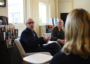 Bill Werdes (left) speaks with assistant director of the Bandier Program, Lisa Steele (right), and students in the S.I. Newhouse School of Communications' program.
